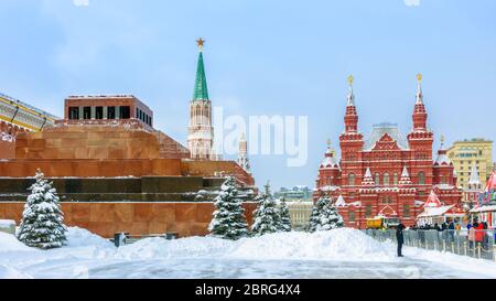 Moskau – 5. Februar 2018: Roter Platz bei Schneefall, Moskau, Russland. Es ist eine der beliebtesten Touristenattraktionen von Moskau. Lenin`s Mausoleum des Moskauer Kreml in Stockfoto